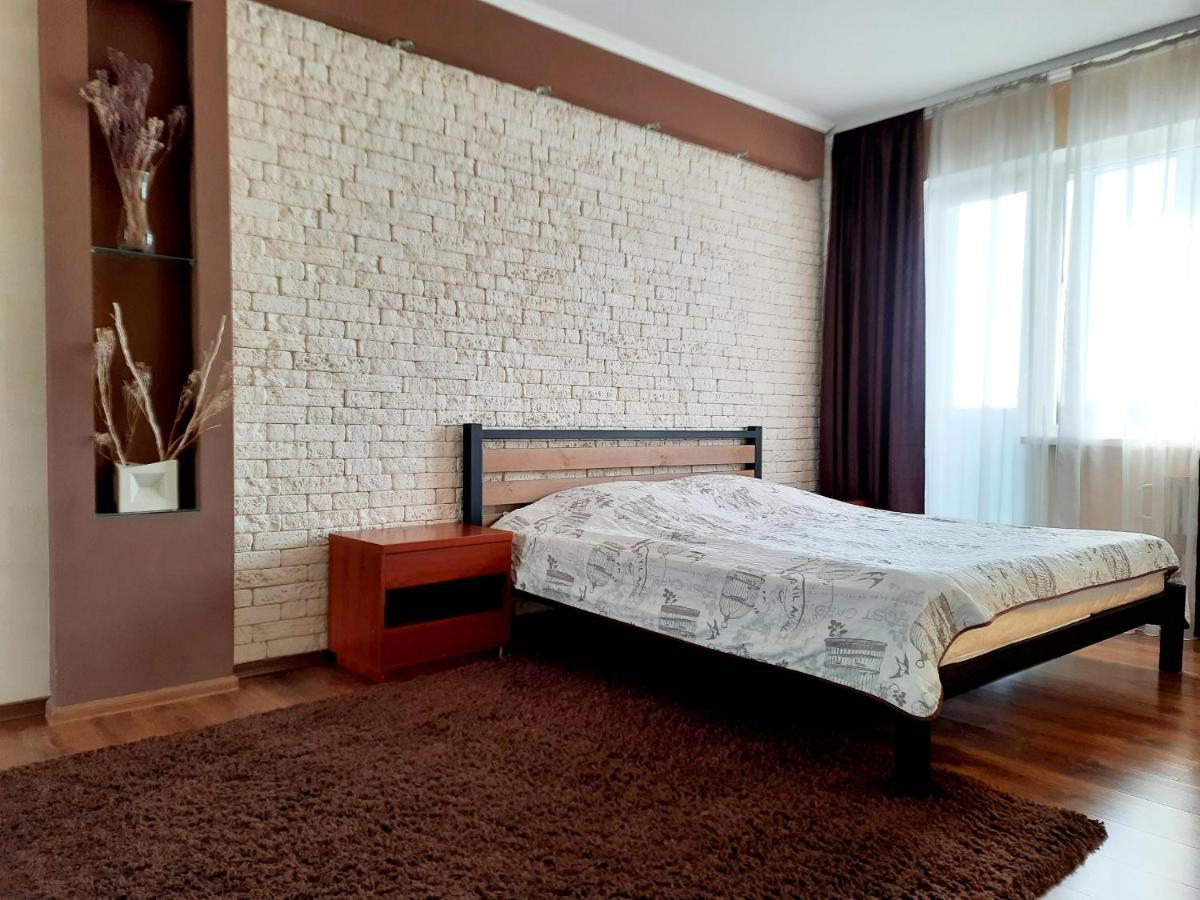 Староярмаркова С Видом На Парк И Реку Krivoy Rog Ngoại thất bức ảnh